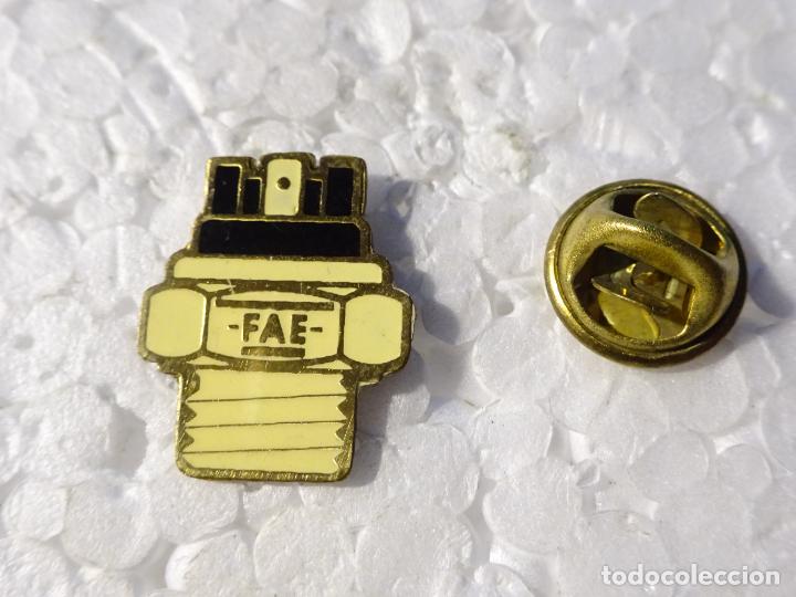 Pins e Spille di collezione: PIN DE COCHES MOTOS. BUJ&Iacute;AS FAE