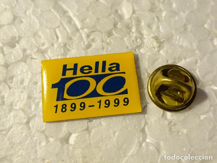 Pins e Spille di collezione: PIN DE COCHES MOTOS. HELLA 1899 1999. RECAMBIOS AUTOM&Oacute;VIL