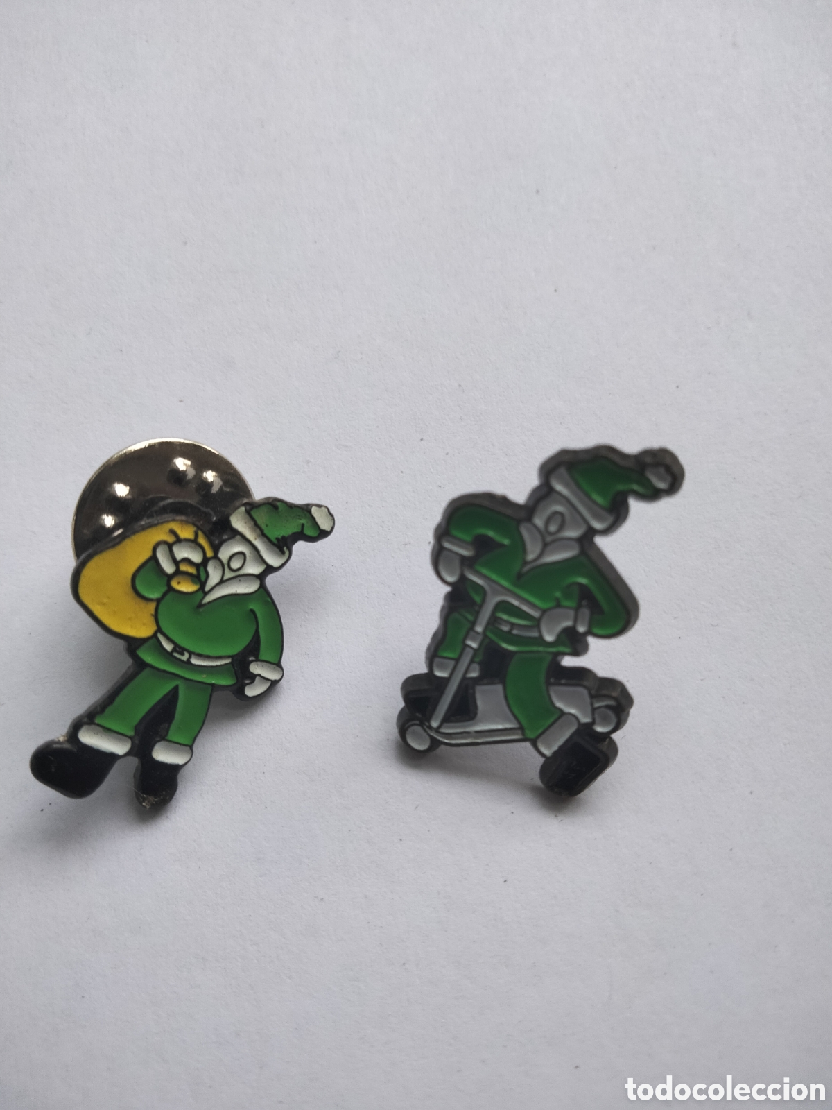 Pins de colecci&oacute;n: Pins papa Noel verde en patinete y otro
