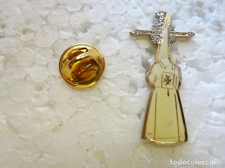 Pins de colecci&oacute;n: PIN RELIGIOSO SEMANA SANTA. PENITENTE NAZARENO CAPUCHINO. CRUZ GU&Iacute;A