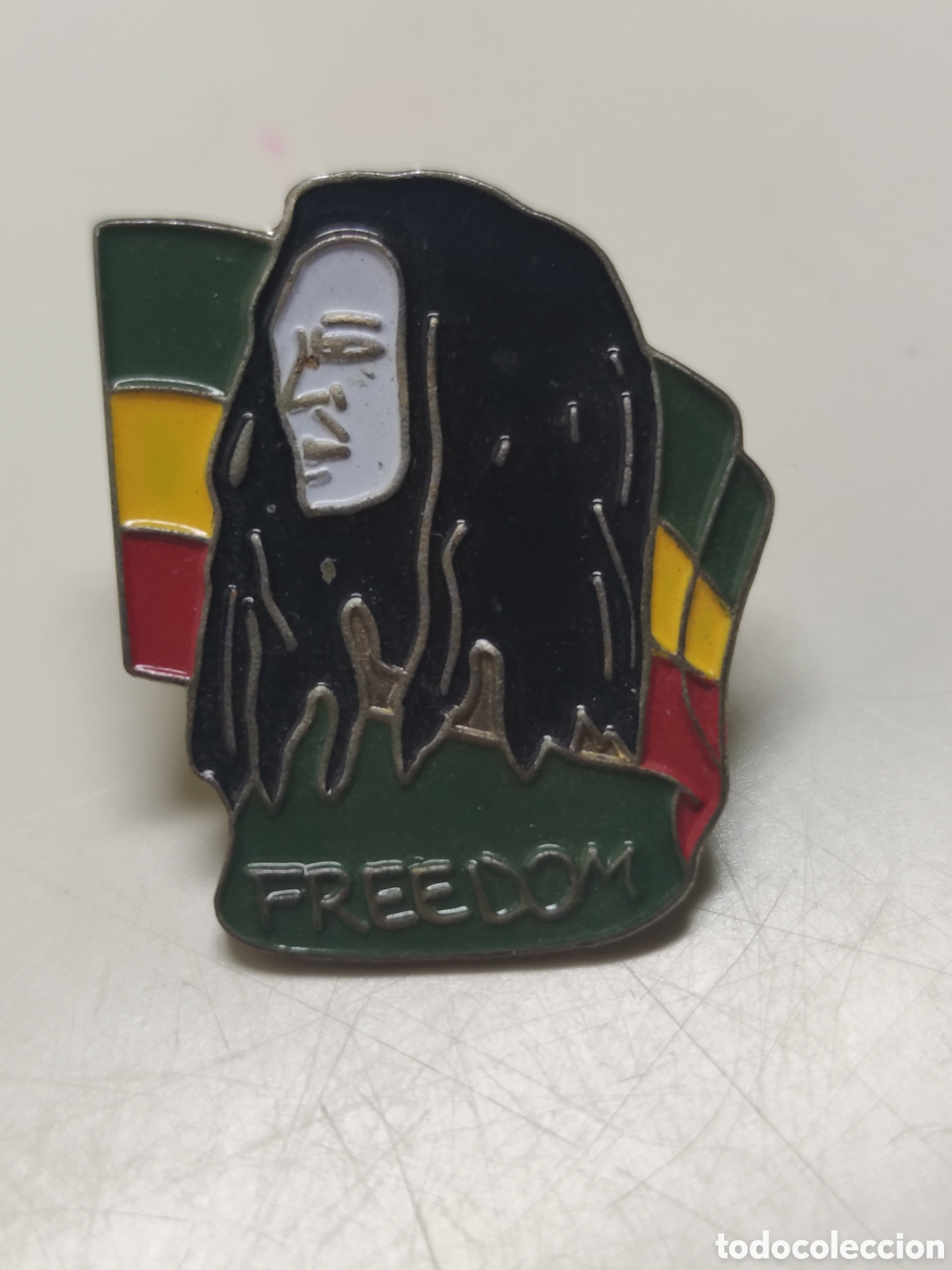 Pins de colecci&oacute;n: Pin Bob Marley Freedom Bandera Jamaica