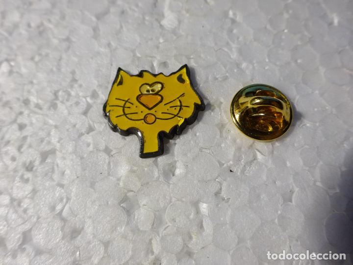 Collection pins: PIN DE ANIMALES. GATO GATITO SIMP&Aacute;TICO