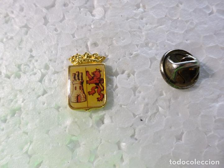 Sammlung von Pins: PIN DE TURISMO HER&Aacute;LDICA. ESCUDO HER&Aacute;LDICO DE C&Aacute;CERES ?
