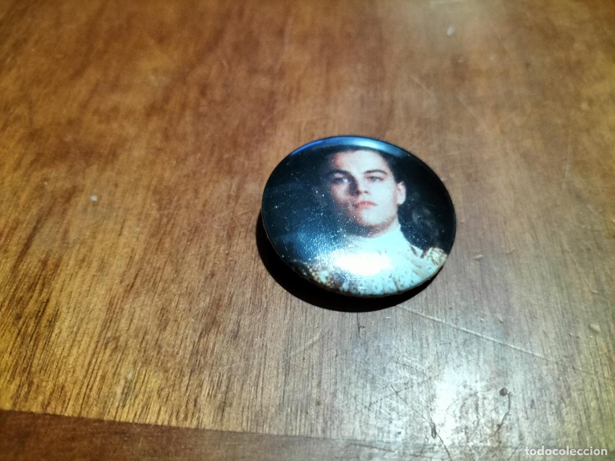 Pins de colecci&oacute;n: LEONARDO DI CAPRIO. ACTOR. CHAPA. PIN. 0,31 MM. DETR&Aacute;S MET&Aacute;LICA BUEN ESTADO DIFICIL
