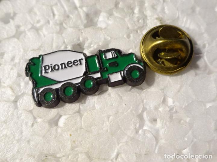 Pins e Spille di collezione: PIN DE COCHES MOTOS. CAMI&Oacute;N HORMIGONERA PIONEER