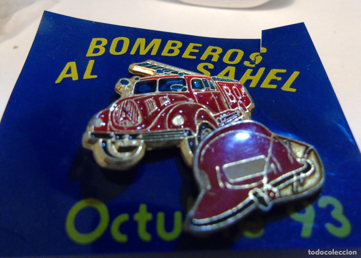 Sammlung von Pins: PIN CAMION Y CASCO DE BOMBEROS A&Ntilde;O 1993 METALICO ESMALTADO RESINA