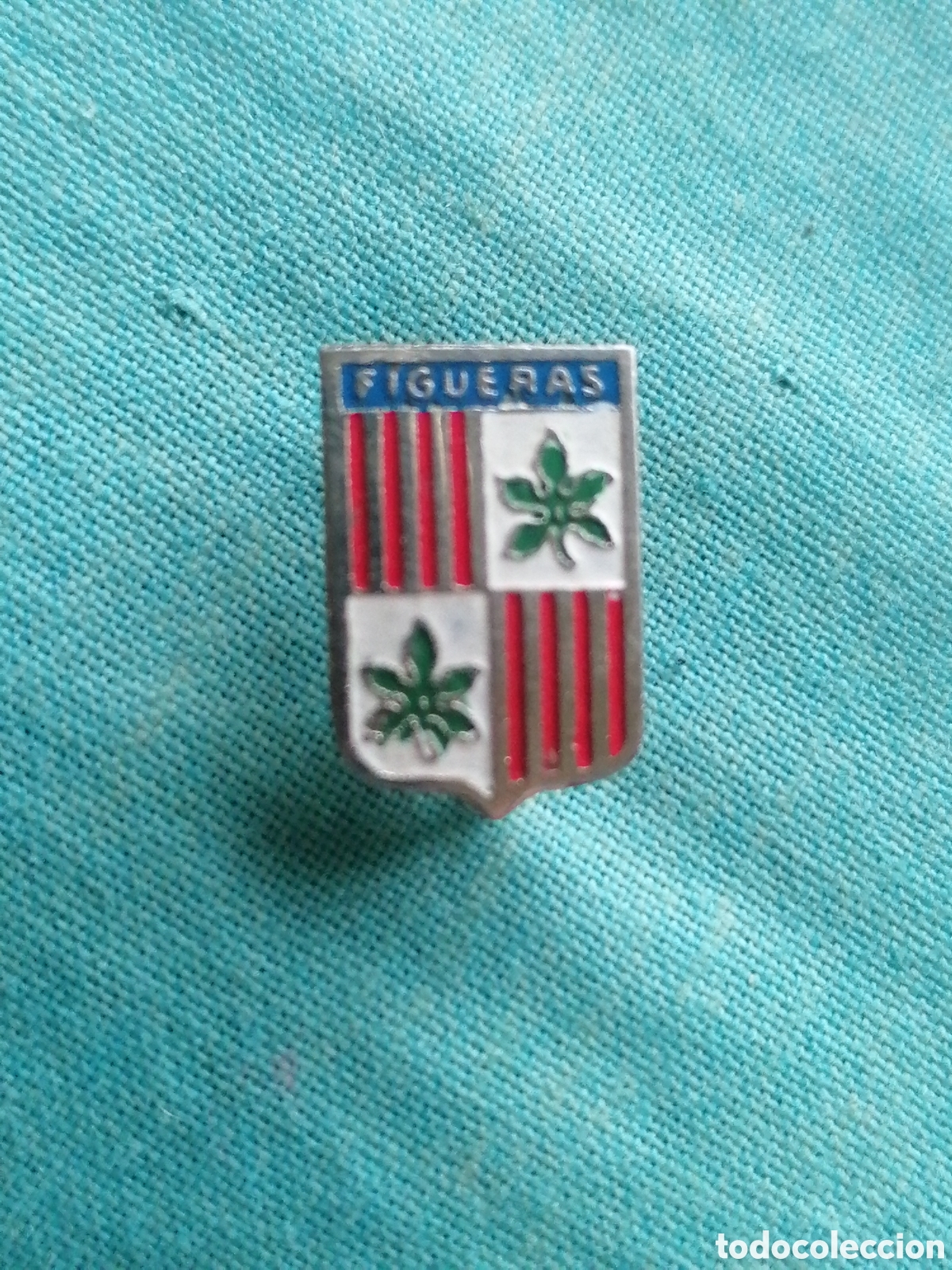 Pins de cole&ccedil;&atilde;o: Pin tipo insignia de imperdible peque&ntilde;a escudo her&aacute;ldico Figueras Figueres