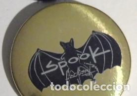 Pins de colecci&oacute;n: SPOOK FACTORY DISCOTECA VALENCIA, PIN PLACA METALICA DORADA A&Ntilde;OS 80-90 6CM DIAMETRO