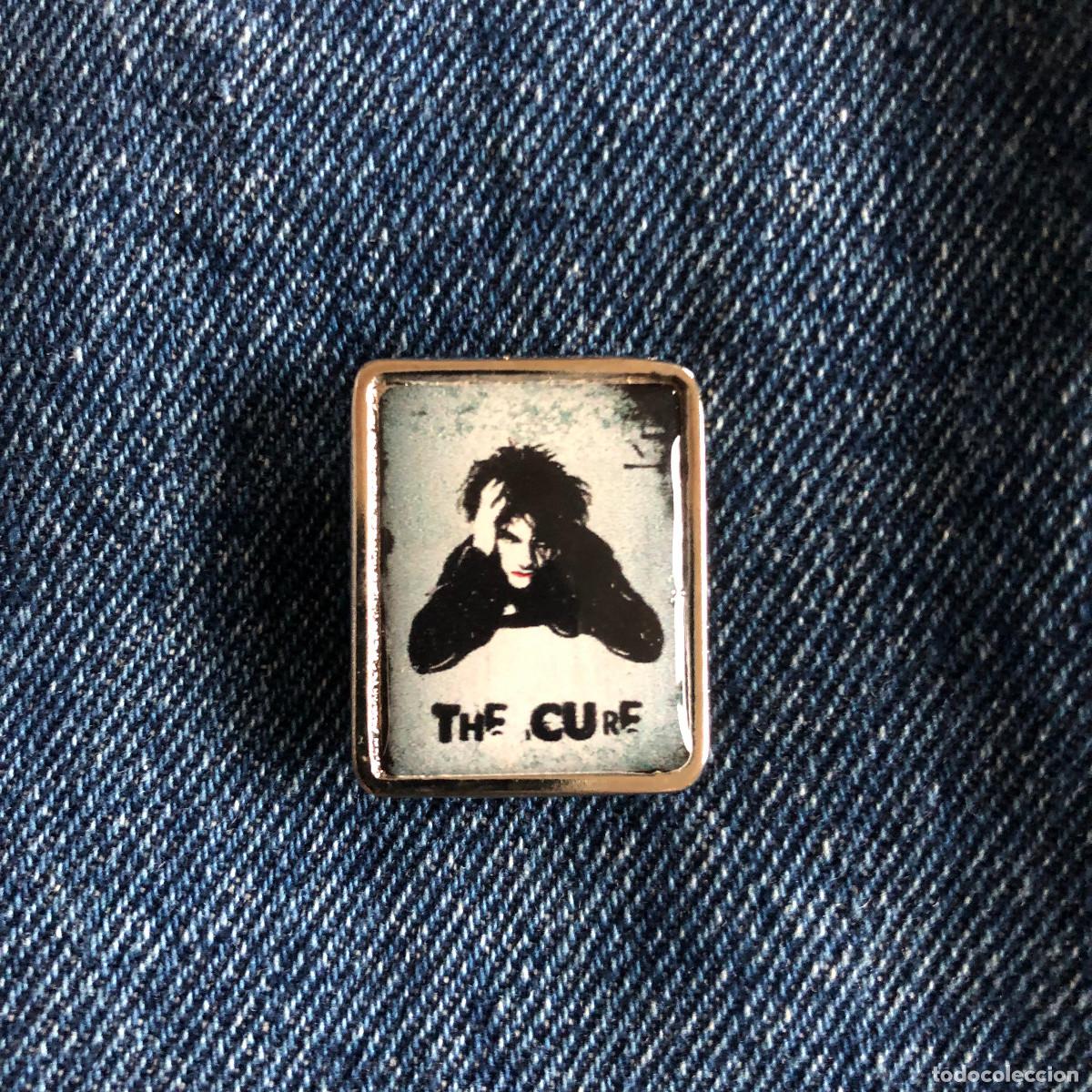 Pin's de collection: PIN METAL Y RESINA 2X2.5 CENT&Iacute;METROS NUEVO SIN USO THE CURE ROBERT SMITH