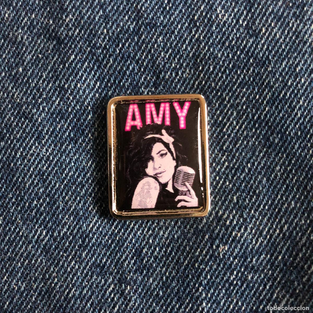 Pin's de collection: PIN METAL Y RESINA 2X2.5 CENT&Iacute;METROS NUEVO SIN USO AMY WINEHOUSE