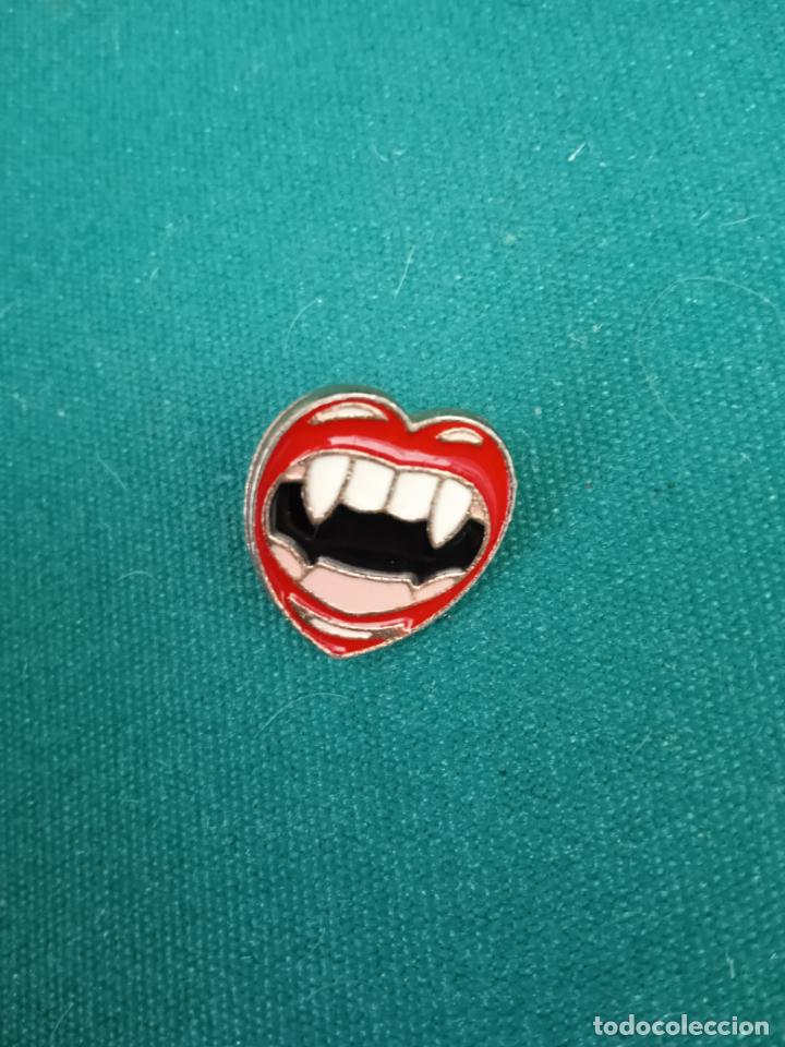 Sammlung von Pins: BOCA DE VAMPIRO - METALICO