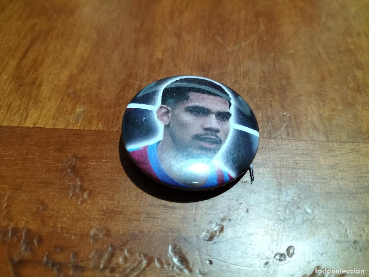 Sammlung von Pins: ARAUJO. BARCELONA. JUGADOR FUTBOL CHAPA. PIN. 0,31 MM. DETR&Aacute;S MET&Aacute;LICA. SIN USO. DIFICIL