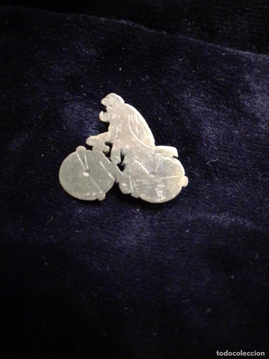 Pins de colecci&oacute;n: RARA INSIGNIA ANTIGUA DE UNA TORTUGA EN MOTO , MOTOCICLETA MOTOR