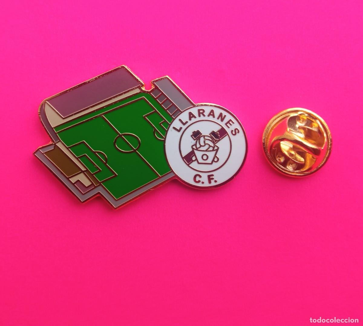Sammlung von Pins: PIN FUTBOL - ESCUDO MAS ESTADIO - LLANARES C.F. - ESTADIO JIAN MURO DE ZARO - AVILES - ASTURIAS