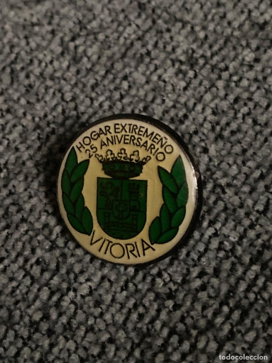 Sammlung von Pins: ANTIGUO PIN HOGAR EXTREME&Ntilde;O 25 ANIVERSARIO VITORIA