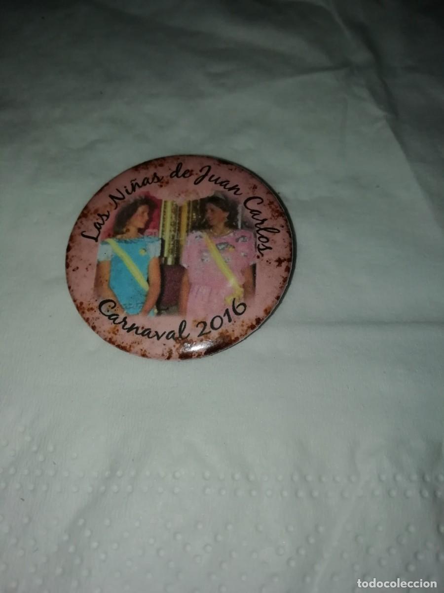 Pins de colecci&oacute;n: Carnaval de C&aacute;diz chapa chirigota callejera las ni&ntilde;as de juan carlos 2016