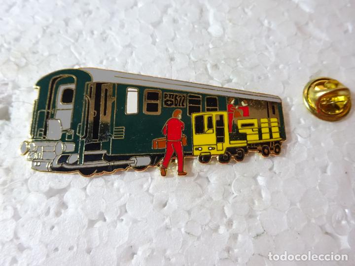 Pins de colecci&oacute;n: PIN DE TRENES FERROCARRILES. TAMA&Ntilde;O GIGANTE. OPERARIOS CARGANDO MALETAS VAG&Oacute;N EQUIPAJE