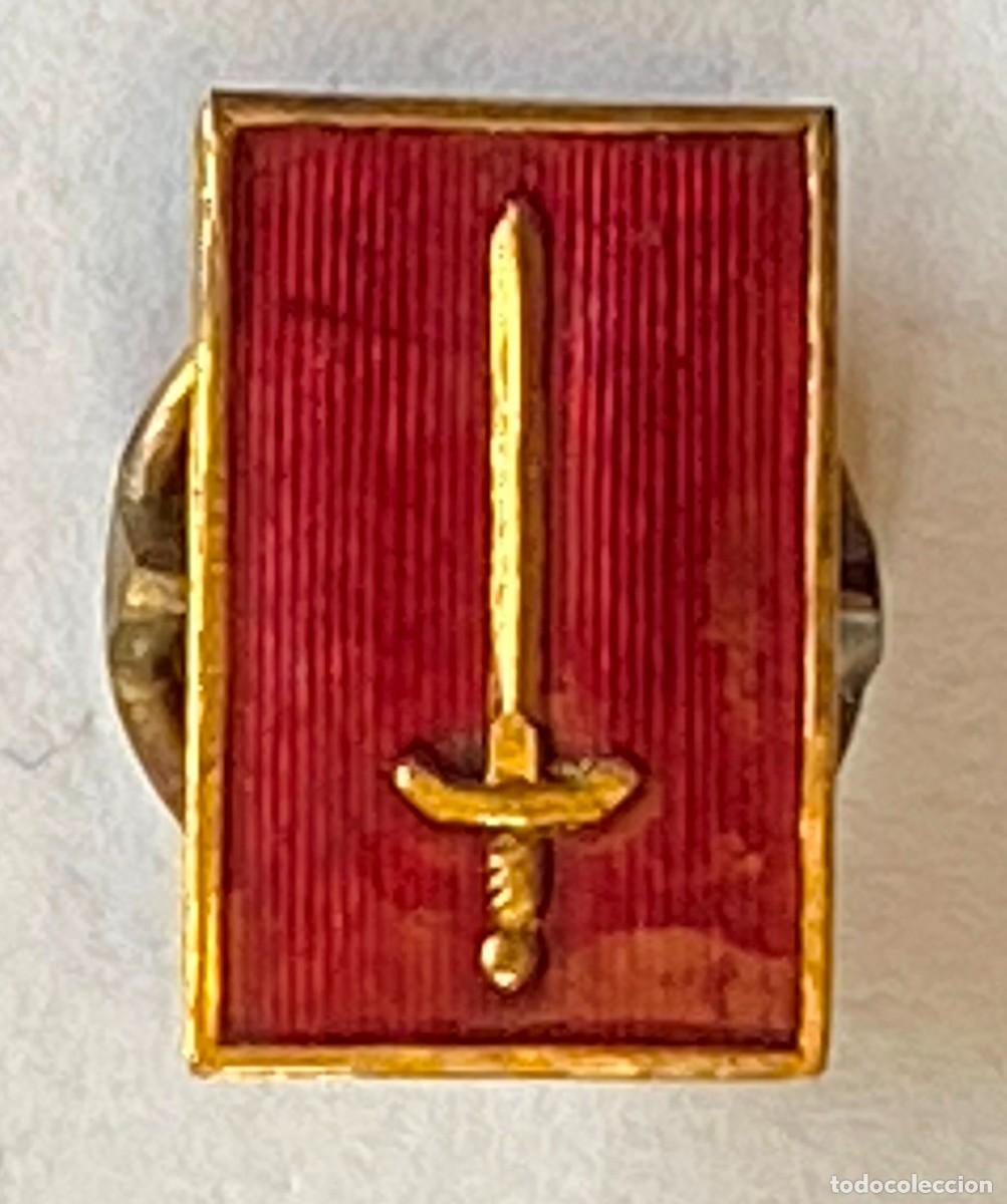 Pins de cole&ccedil;&atilde;o: INSIGNIA DE SOLAPA ESMALTADA, ESPADA SOBRE FONDO ROJO, MIDE 1,5 CMS.
