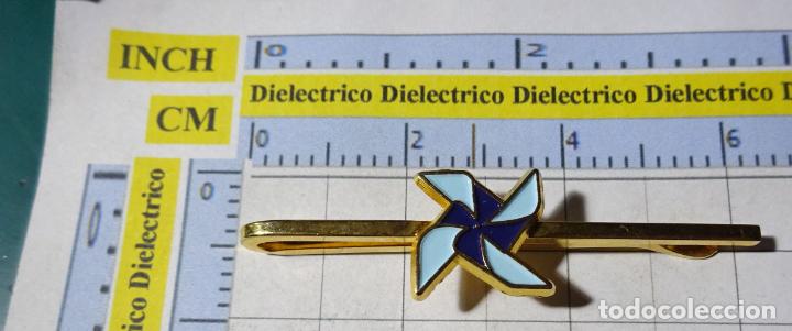 Pin's de collection: INSIGNIA ALFILER DE CORBATA. SANIDAD? EMPRESA PUBLICIDAD A DETERMINAR