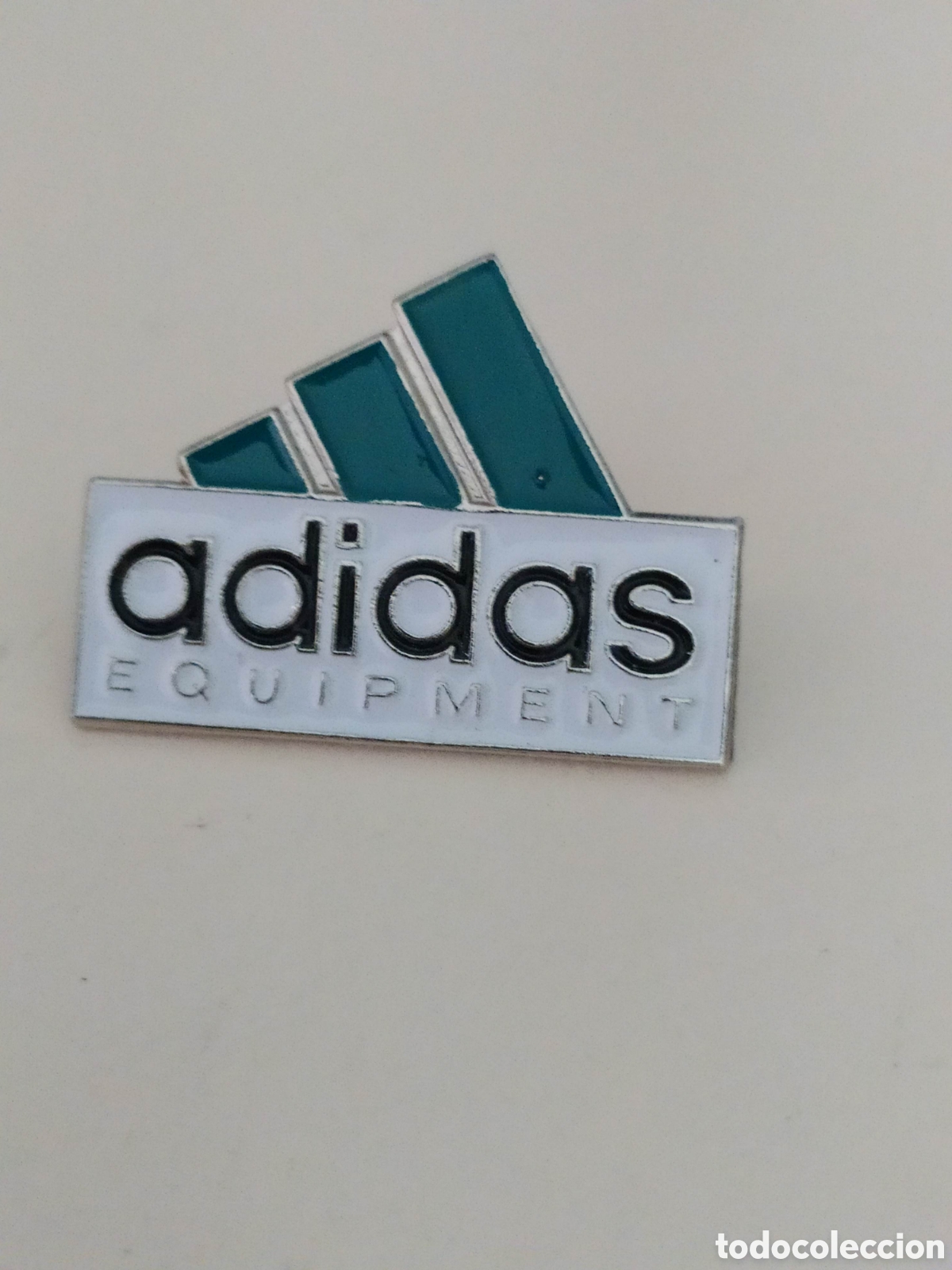 Pins de colecci&oacute;n: Pin ADIDAS equipamientos