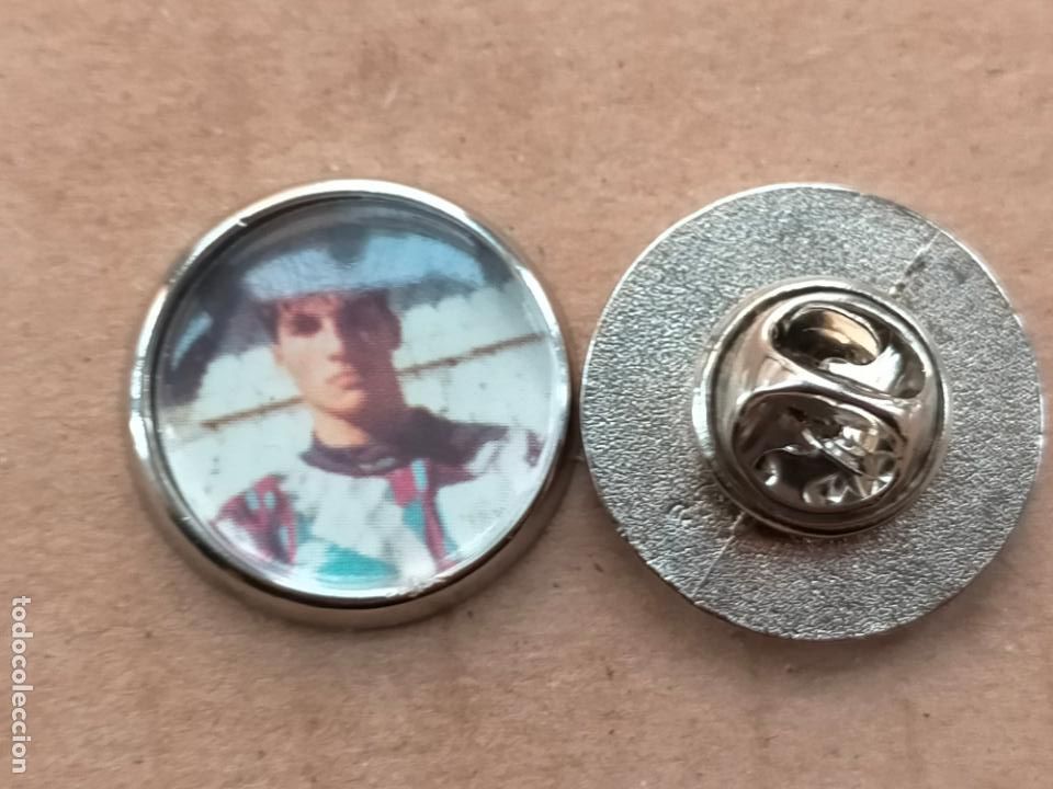 Pins de colecci&oacute;n: PIN REDONDO METAL - JUGADOR DE LOS A&Ntilde;OS 90 FUTBOL REAL BETIS BALOMPIE