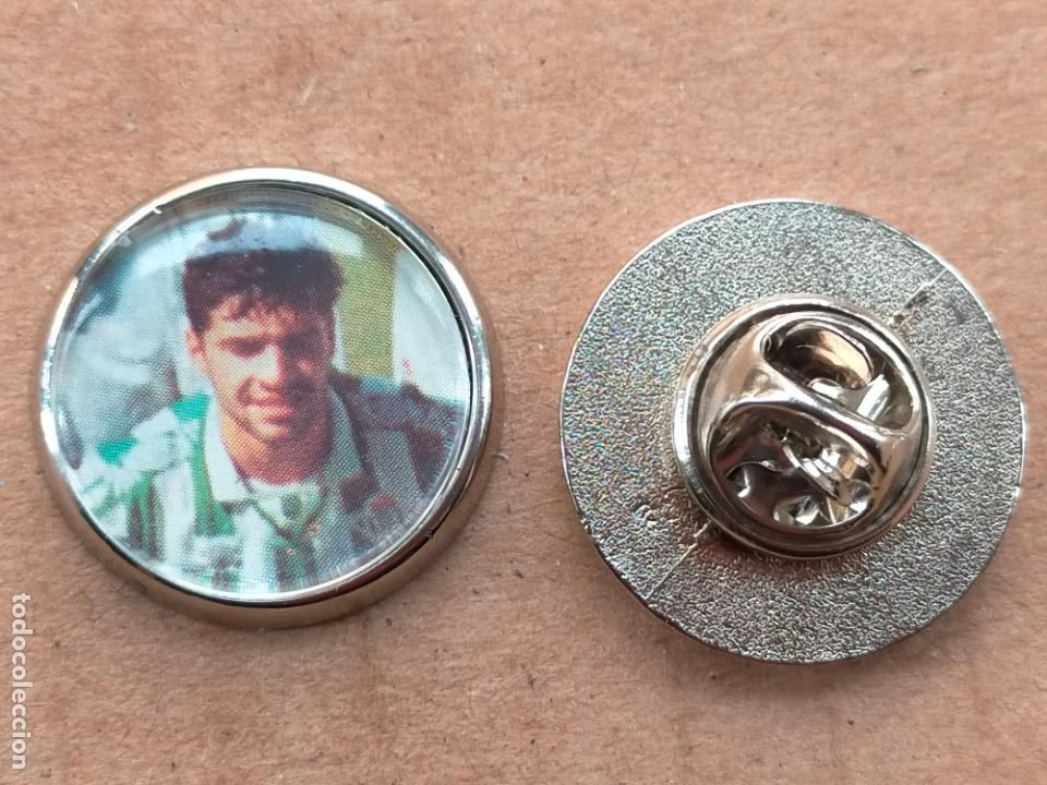 Pins de colecci&oacute;n: PIN REDONDO METAL - JUGADOR DE LOS A&Ntilde;OS 90 FUTBOL REAL BETIS BALOMPIE