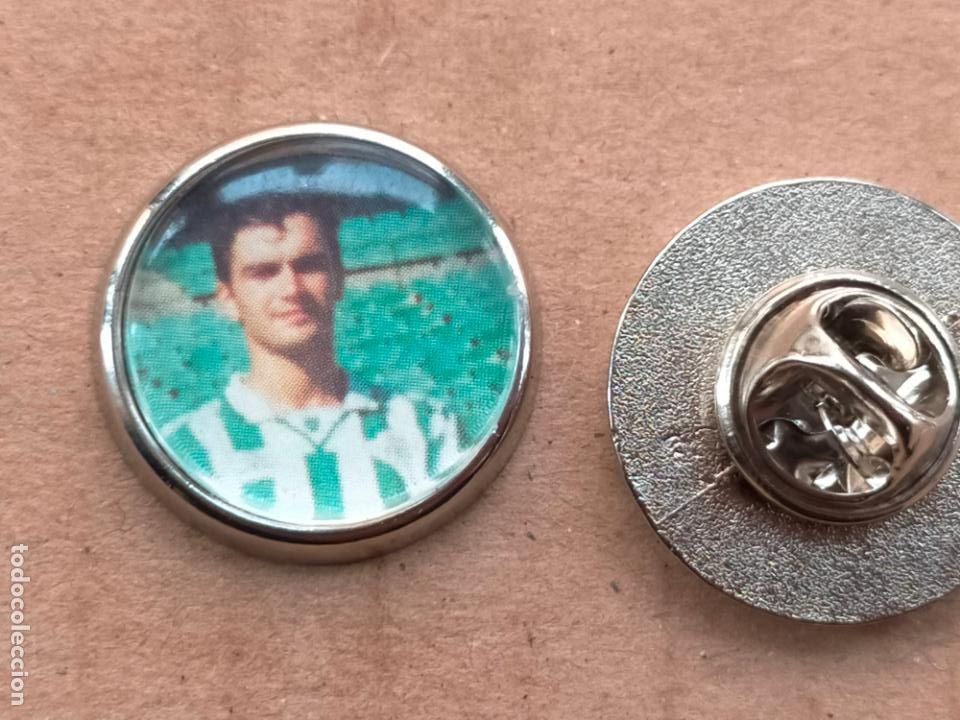 Pins de colecci&oacute;n: PIN REDONDO METAL - JUGADOR DE LOS A&Ntilde;OS 90 FUTBOL REAL BETIS BALOMPIE
