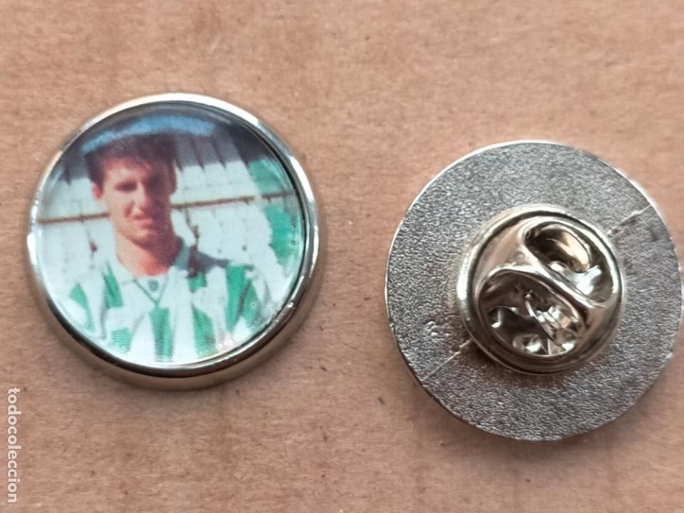 Pins de colecci&oacute;n: PIN REDONDO METAL - JUGADOR DE LOS A&Ntilde;OS 90 FUTBOL REAL BETIS BALOMPIE