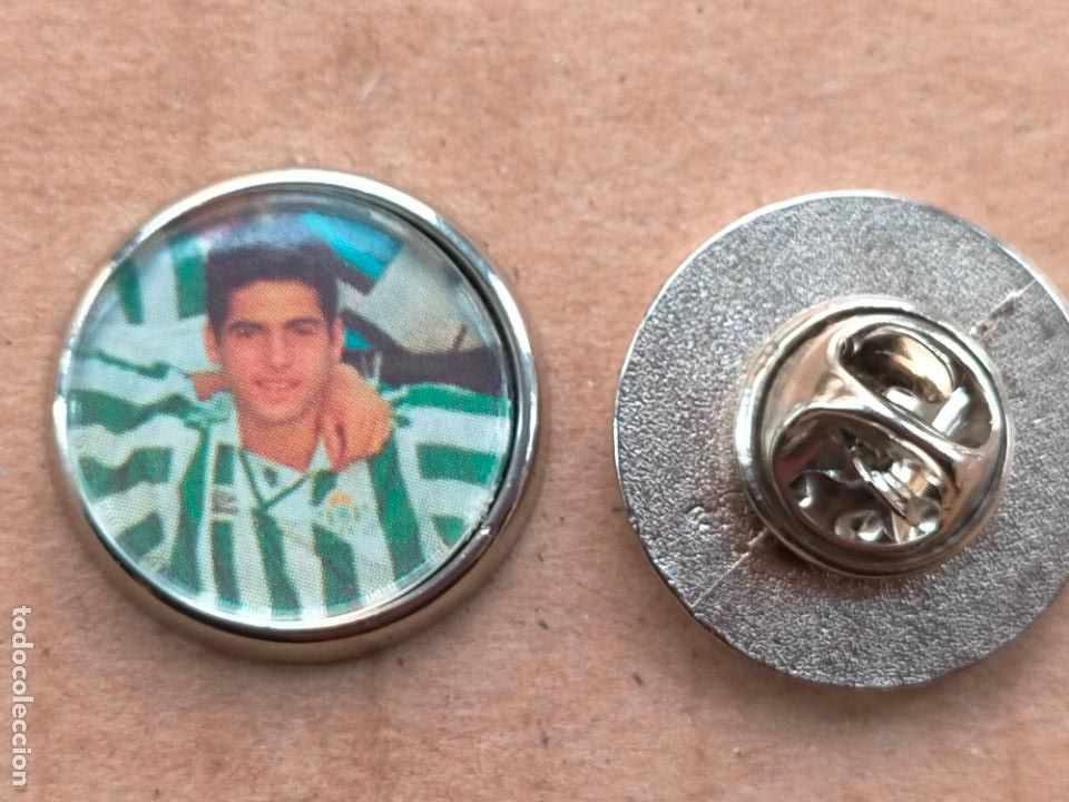 Pins de colecci&oacute;n: PIN REDONDO METAL - JUGADOR DE LOS A&Ntilde;OS 90 FUTBOL REAL BETIS BALOMPIE