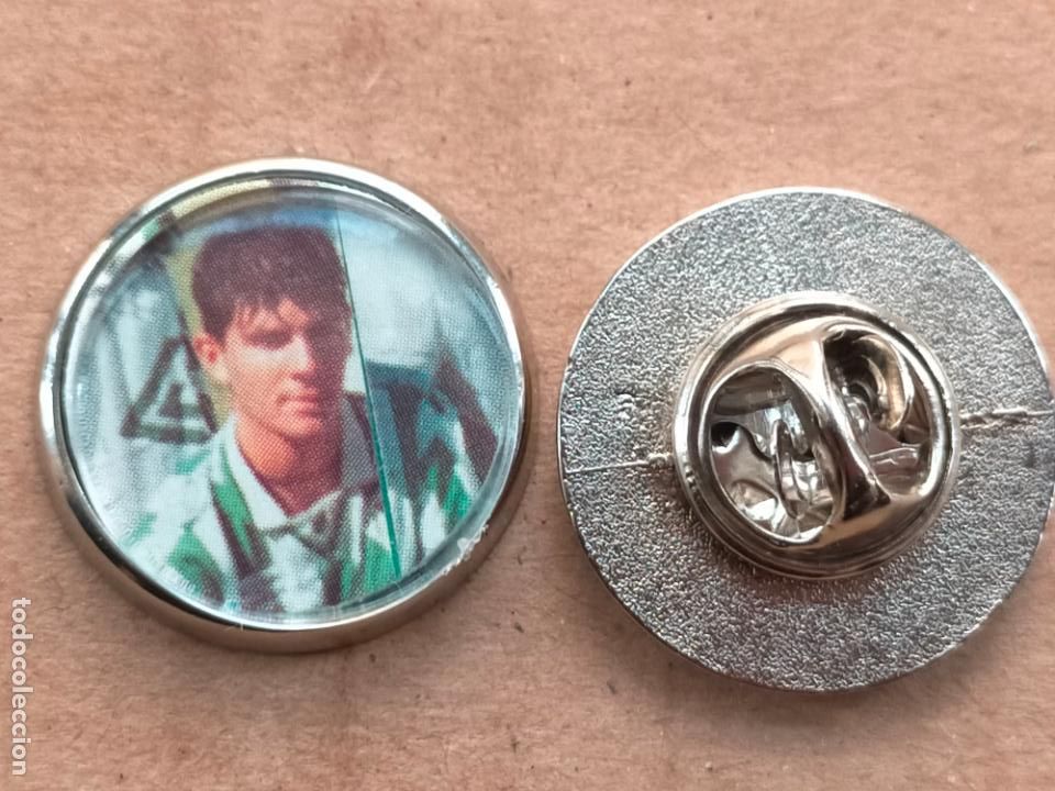 Pins de colecci&oacute;n: PIN REDONDO METAL - JUGADOR DE LOS A&Ntilde;OS 90 FUTBOL REAL BETIS BALOMPIE