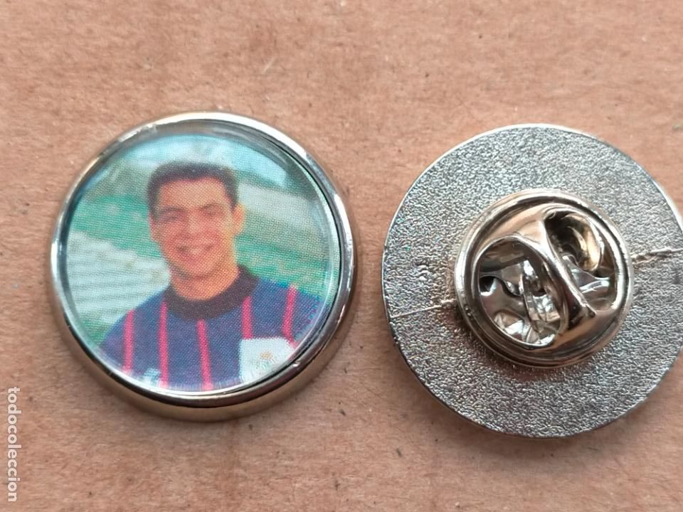 Pins de colecci&oacute;n: PIN REDONDO METAL - JUGADOR DE LOS A&Ntilde;OS 90 FUTBOL REAL BETIS BALOMPIE