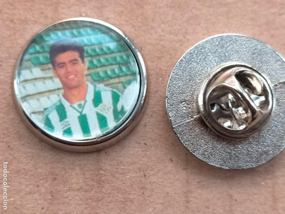Collection pins: PIN REDONDO METAL - JUGADOR DE LOS A&Ntilde;OS 90 FUTBOL REAL BETIS BALOMPIE