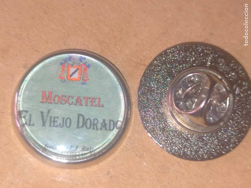 Collection pins: pin redondo metal - vino bodega denominacion de origen chiclana de la frontera cadiz publicidad