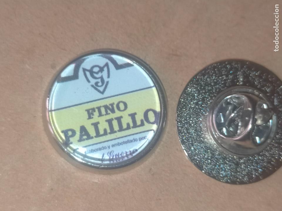 Collection pins: pin redondo metal - vino bodega denominacion de origen chiclana de la frontera cadiz publicidad