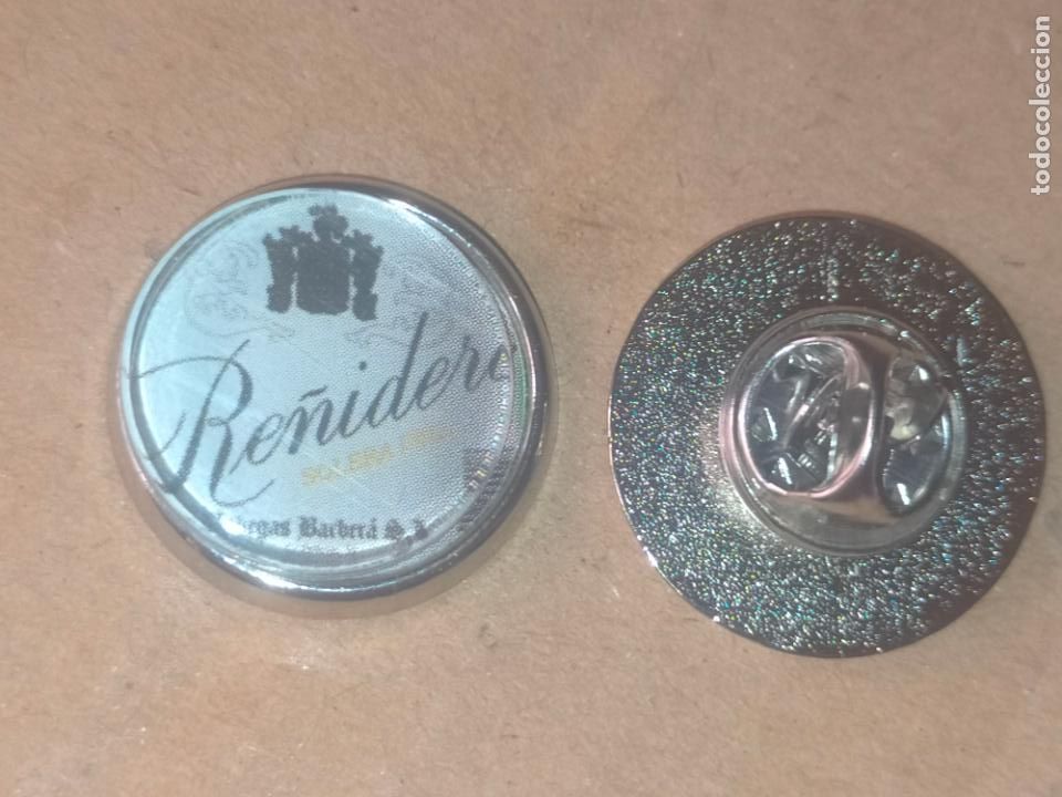 Collection pins: pin redondo metal - vino bodega denominacion de origen chiclana de la frontera cadiz publicidad