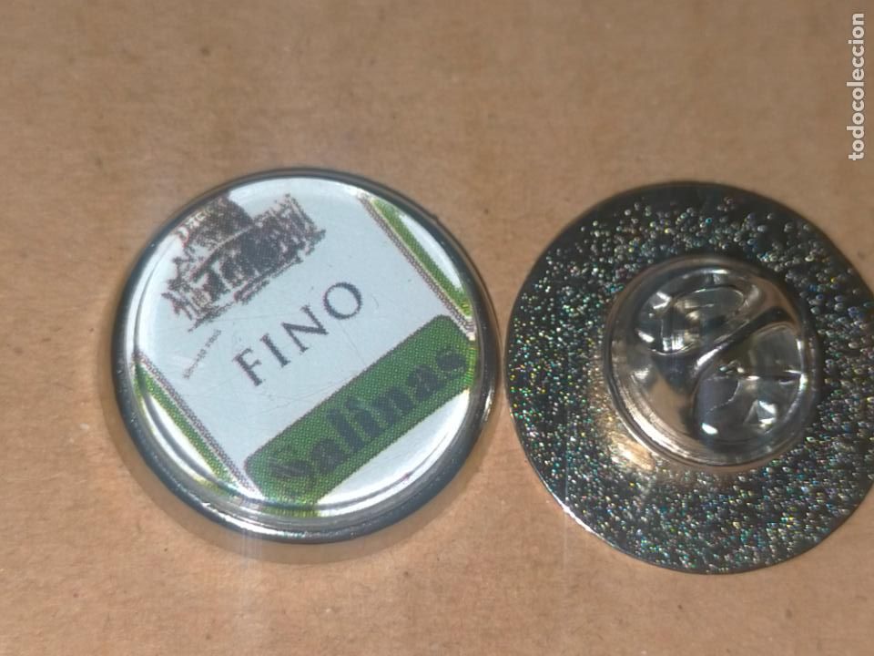 Collection pins: pin redondo metal - vino bodega denominacion de origen chiclana de la frontera cadiz publicidad