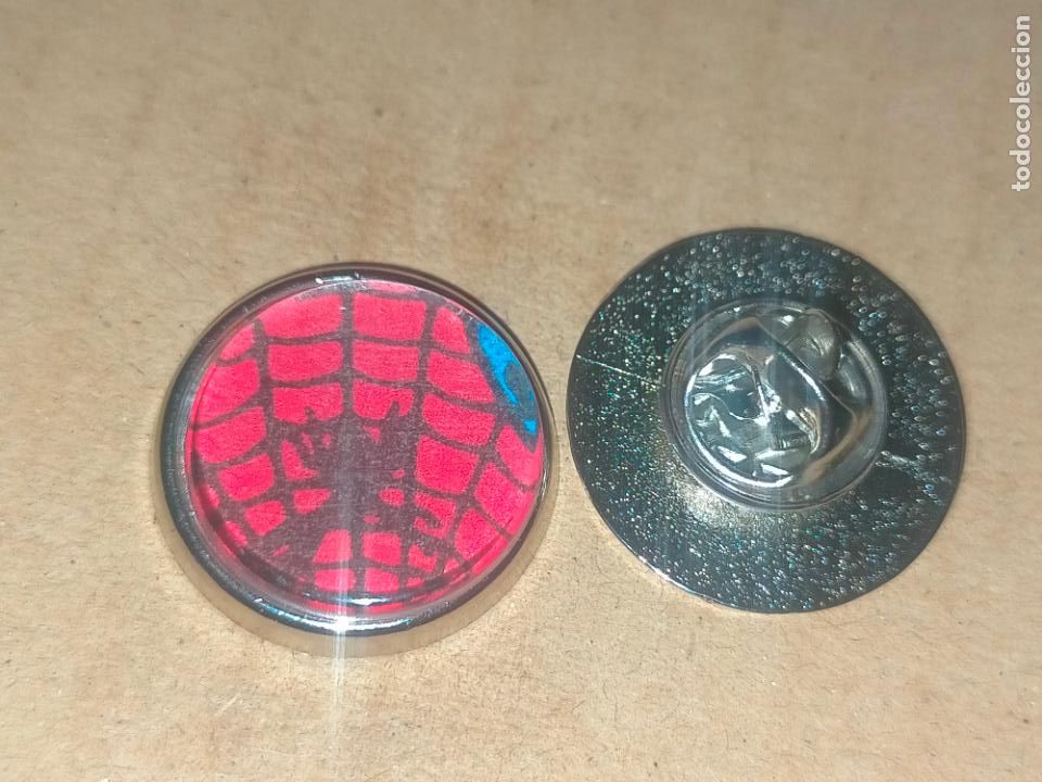 Pin's de collection: pin redondo metal - comic HOMBRE ARA&Ntilde;A SPIDERMAN