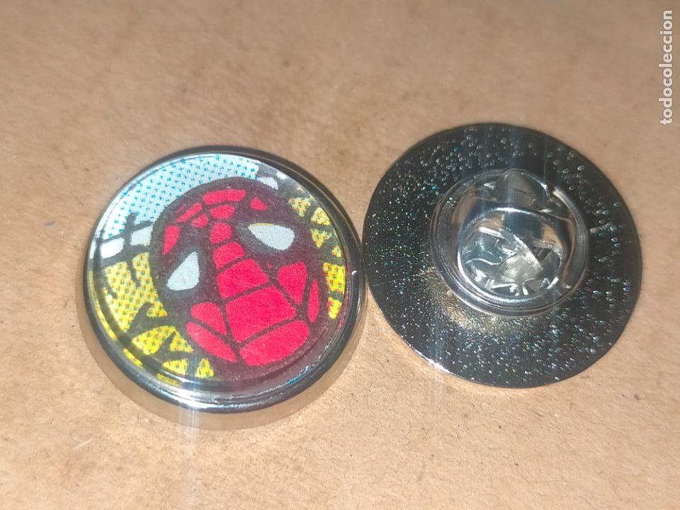Sammlung von Pins: pin redondo metal - comic HOMBRE ARA&Ntilde;A SPIDERMAN