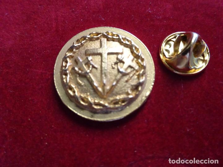 Pins de colecci&oacute;n: PIN RELIGIOSO SEMANA SANTA DE M&Aacute;LAGA. CRUCIFIXI&Oacute;N. HER&Aacute;LDICA COFRAD&Iacute;AS HERMANDADES DE PASI&Oacute;N