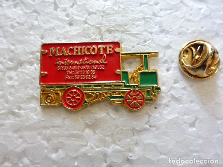 Pins e Spille di collezione: PIN DE TRENES FERROCARRILES. FRANCIA ANTIGUA LOCOMOTORA PUBLICIDAD SAN JUAN DE LUZ MACHICOTE