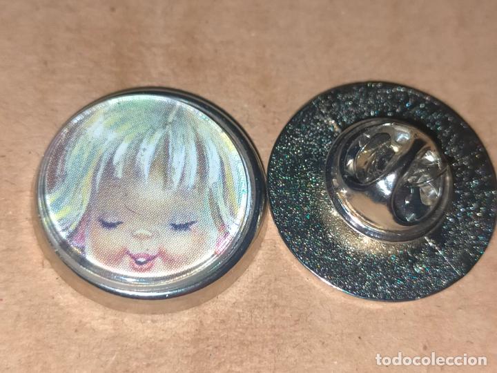 Collection pins: PIN REDONDO METAL - FELICITACIONES Y BELENES NAVIDAD ILUSTRADOR FERRANDIZ