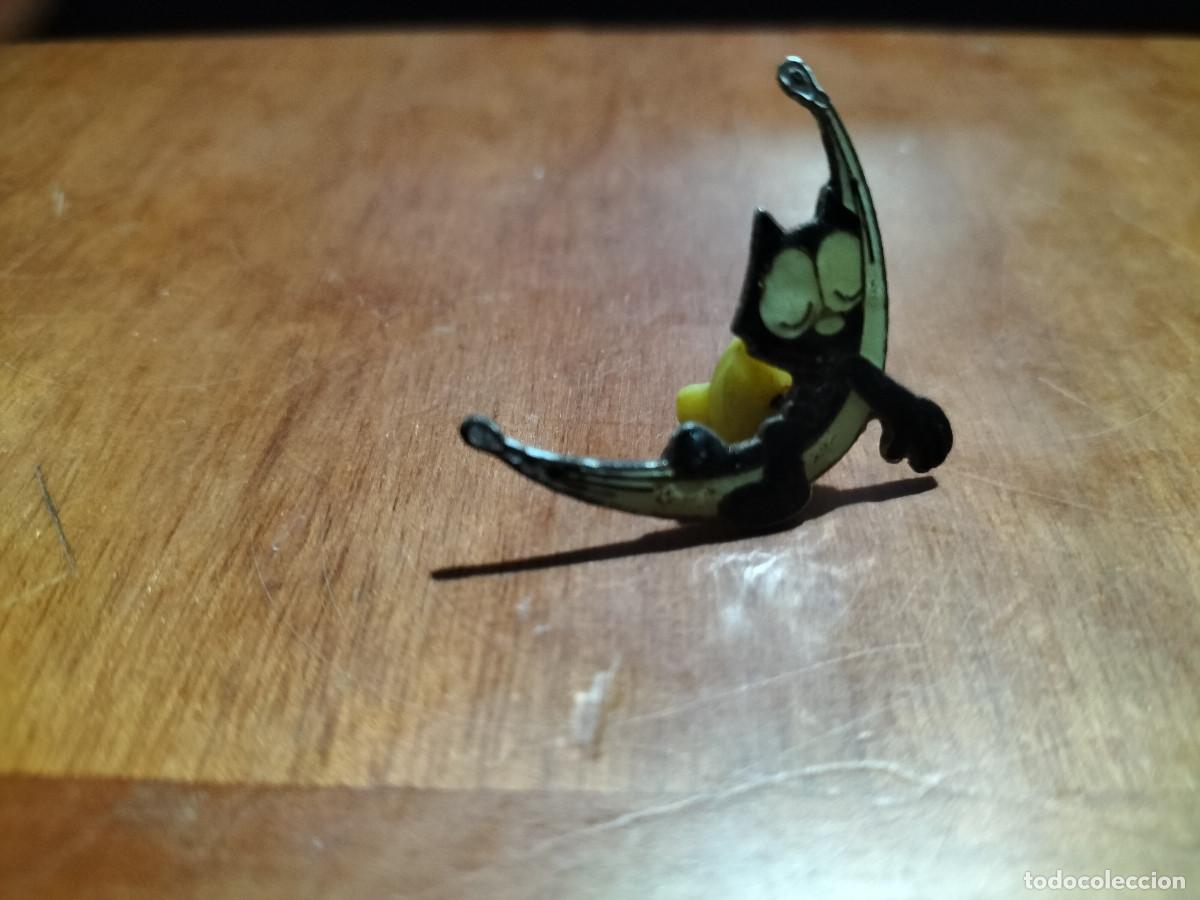 Pin's de collection: GATO NEGRO. MEDIA LUNA. OXIDADA POR DETR&Aacute;S. DELANTE BIEN. PIN. BUEN ESTADO. DIFICIL