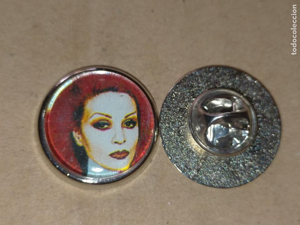 Sammlung von Pins: pin redondo metal - cantante olvido gara alaska