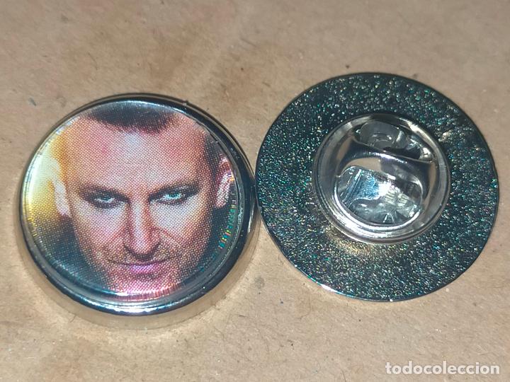 Pins de colecci&oacute;n: pin redondo metal - m&uacute;sica cantante grupo ac/dc u2