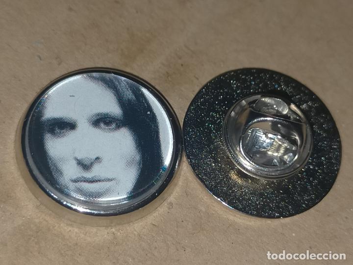 Pins de colecci&oacute;n: pin redondo metal - m&uacute;sica cantantes las Nancys rubias Mario Vaquerizo