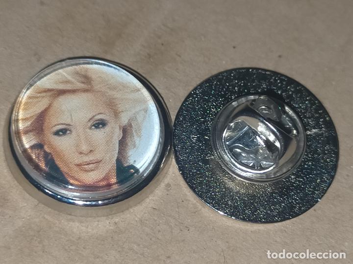 Pins de colecci&oacute;n: pin redondo metal - m&uacute;sica cantante Marta S&aacute;nchez