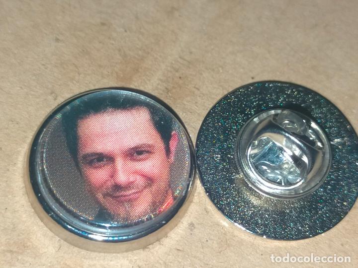 Pins de colecci&oacute;n: pin redondo metal - m&uacute;sica cantante alejandro sanz