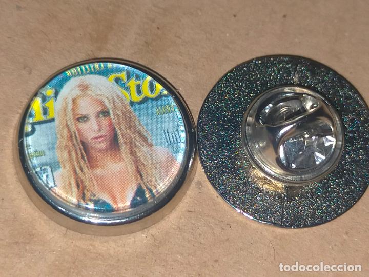 Pins de colecci&oacute;n: pin redondo metal - musica cantante grupo - Shakira