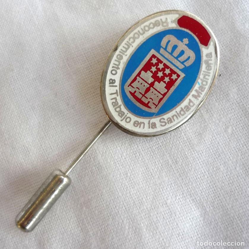 Pins e Spille di collezione: Pin alfiler Reconocimiento al trabajo en la Sanidad Madrile&ntilde;a