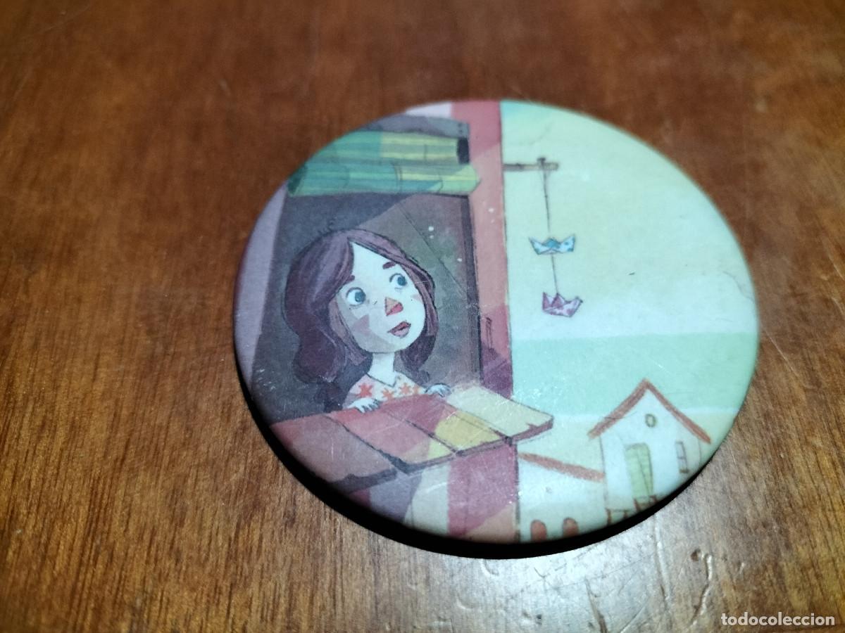 Pin's de collection: CHICA ASOMADA VENTANA. DIBUJO. IM&Aacute;N. 0,45 MM. DE DI&Aacute;METRO. SIN USO. BUEN ESTADO